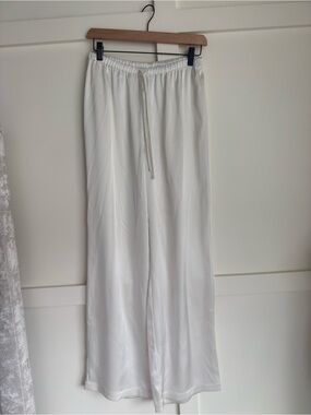 Aritzia Men's White Relaxed Drawstring Joggers